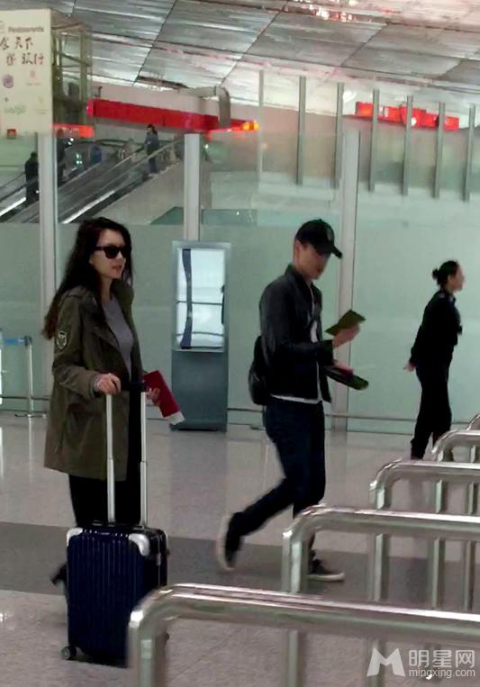 高圆圆赵又廷新婚燕尔机场暧昧亲昵相拥_图-1