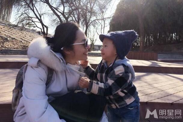 姚晨休假心情大好陪伴儿子外出春游_图-4