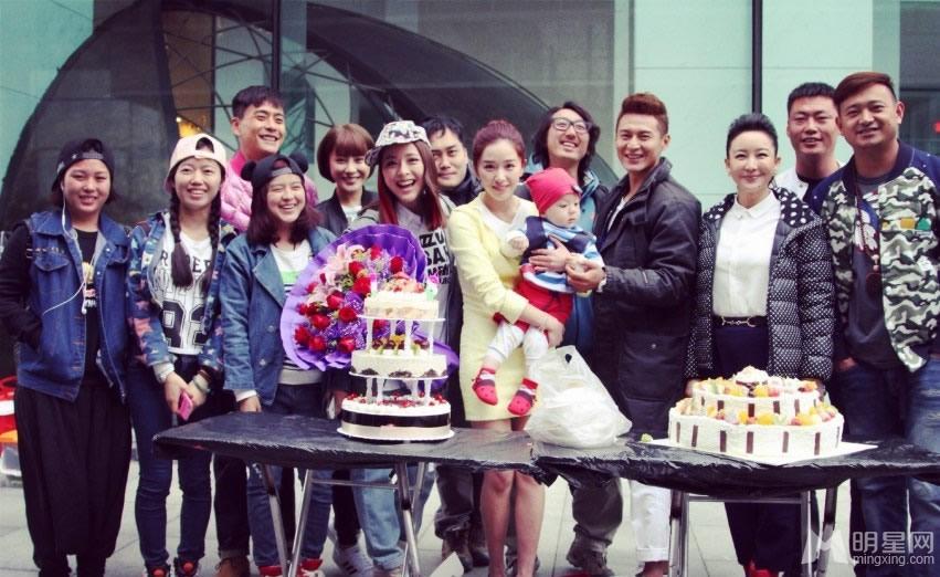 黄宗泽买红妹剧组为阚清子庆生甜美清新惹人爱_图-4