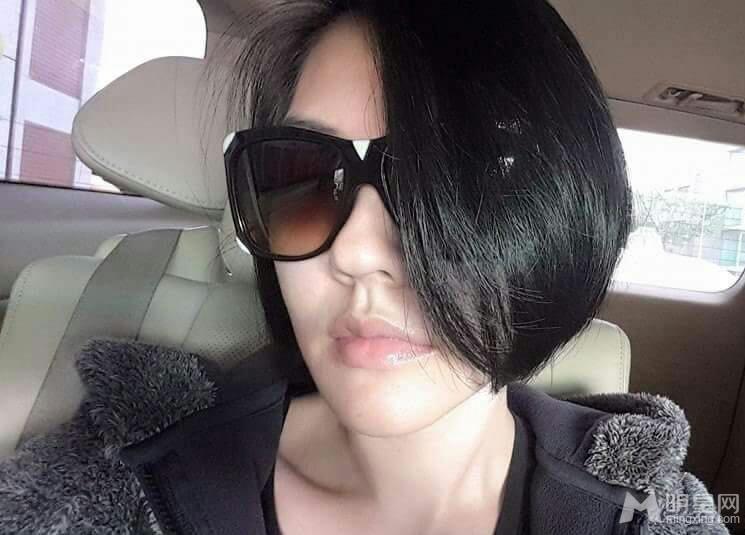 小s再陷家暴传言左眼冒出大块淤青_图-2