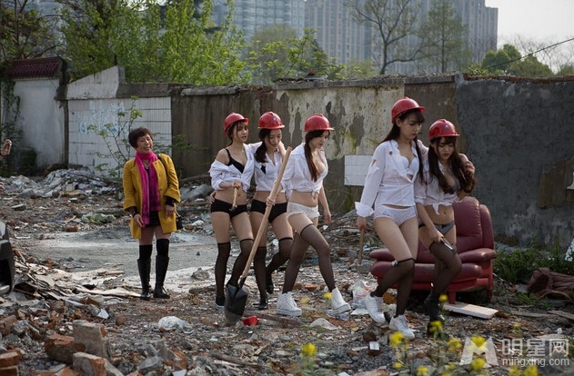 嫩模拍写真遭大妈驱赶：衣服穿太少有伤风化_图-2