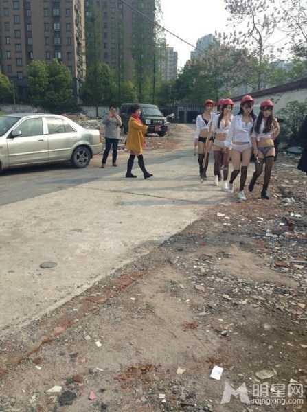 嫩模拍写真遭大妈驱赶：衣服穿太少有伤风化_图-6