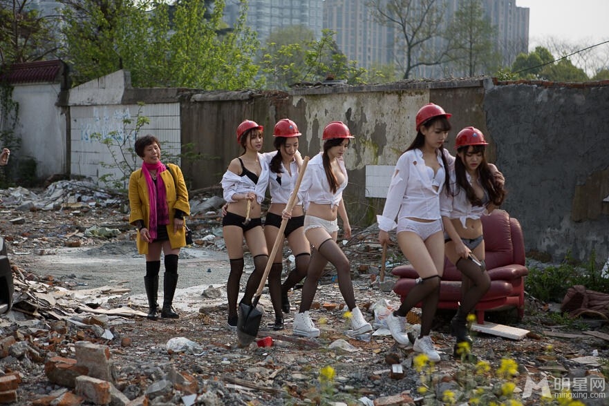 嫩模拍写真遭大妈驱赶：衣服穿太少有伤风化_图-5