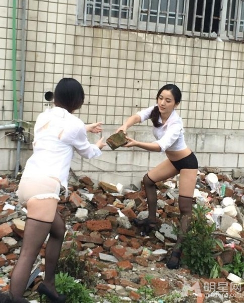 嫩模拍写真遭大妈驱赶：衣服穿太少有伤风化_图-9