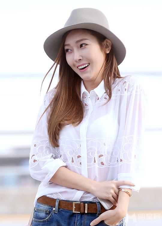 Jessica白衫仔裤现身疑似相思情难耐出国会男友_图-8