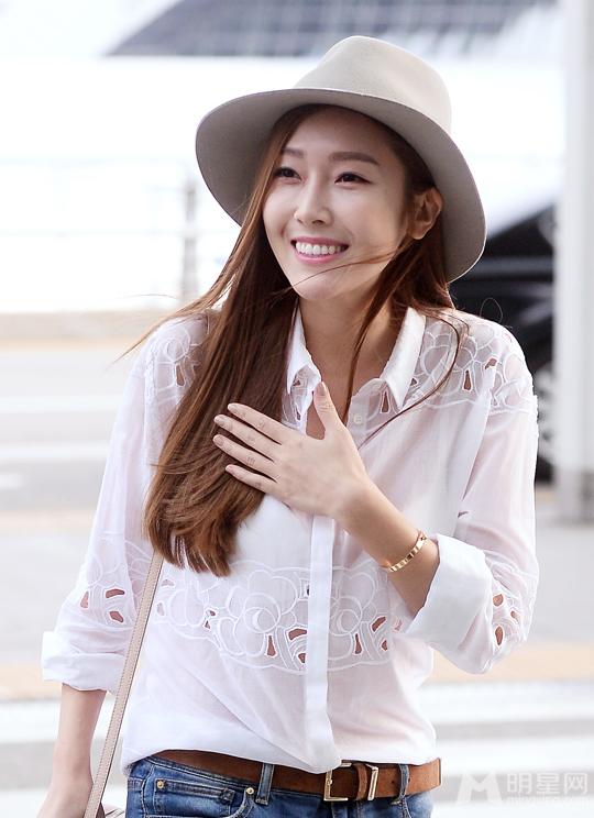 Jessica白衫仔裤现身疑似相思情难耐出国会男友_图-19
