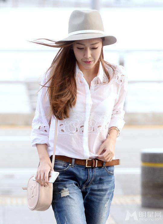 Jessica白衫仔裤现身疑似相思情难耐出国会男友_图-5