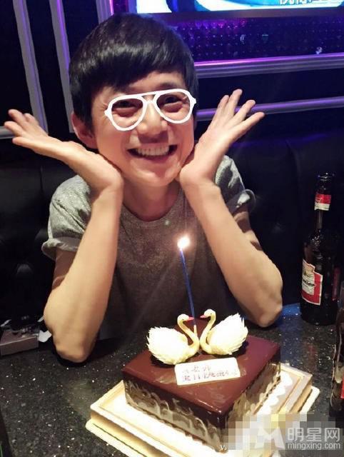 何炅41岁生日自拍黄晓明baby现身祝贺_图-3