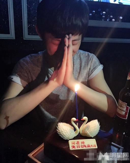 何炅41岁生日自拍黄晓明baby现身祝贺_图-1