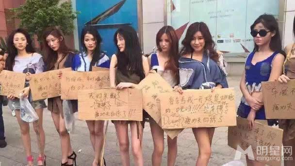 美女性感车模成乞丐街头抗议取消车模_图-7