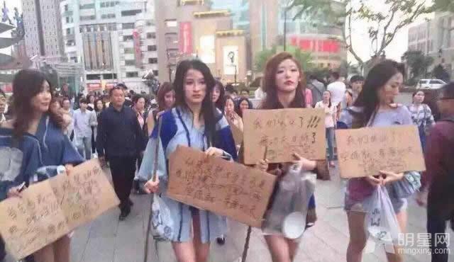 美女性感车模成乞丐街头抗议取消车模_图-8