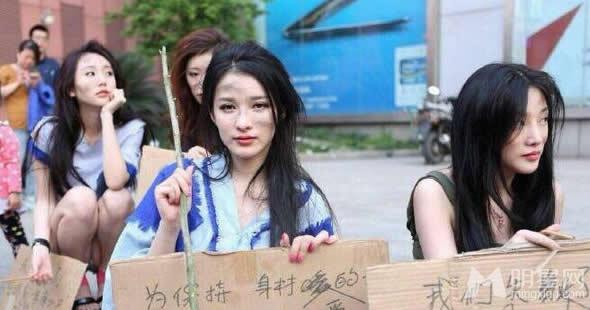 美女性感车模成乞丐街头抗议取消车模_图-5