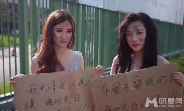 美女性感车模成乞丐街头抗议取消车模_图-9