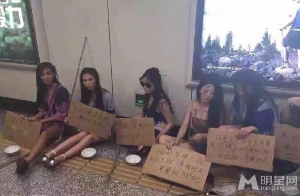 美女性感车模成乞丐街头抗议取消车模_图-3