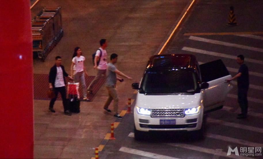 奶茶妹妹刘强东合体现身机场高调恩爱好事将近_图-1