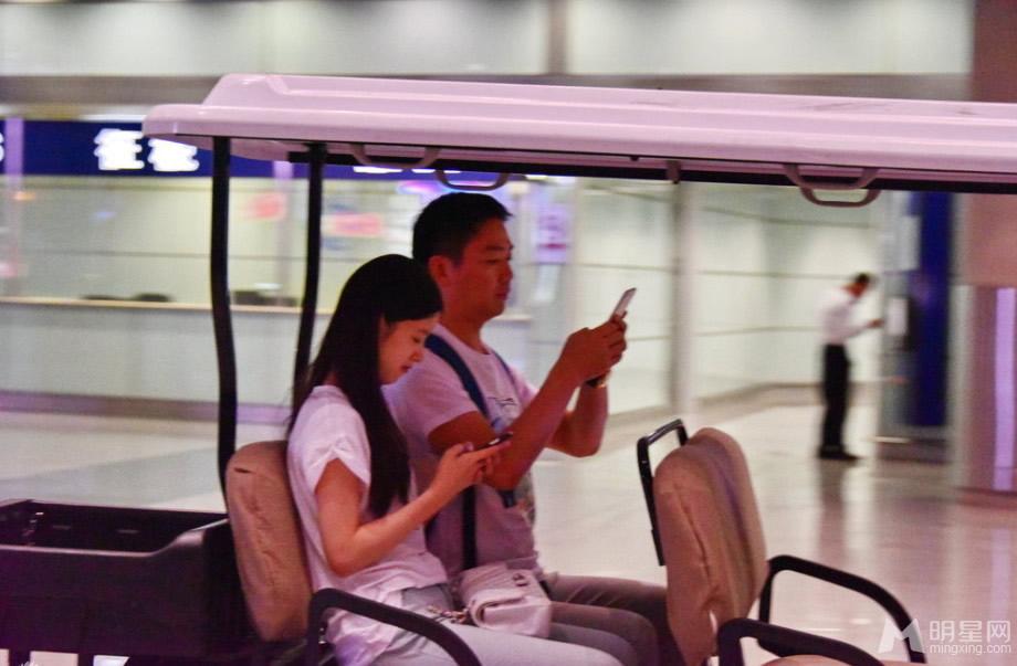 奶茶妹妹刘强东合体现身机场高调恩爱好事将近_图-6
