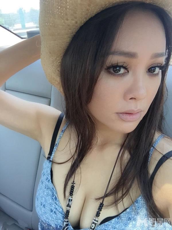 宁静夏日清爽自拍吊带衫秀傲人身材_图-4