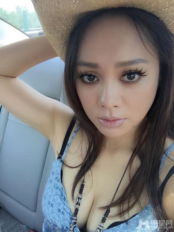 宁静夏日清爽自拍吊带衫秀傲人身材_图-3