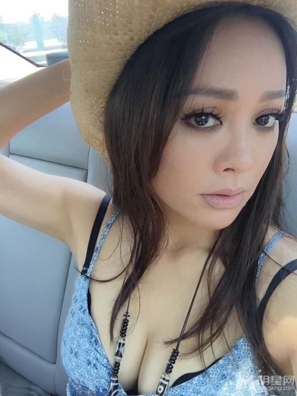 宁静夏日清爽自拍吊带衫秀傲人身材_图-2