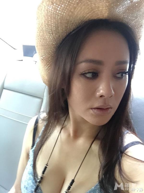 宁静夏日清爽自拍吊带衫秀傲人身材_图-5