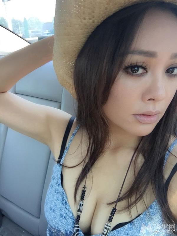 宁静夏日清爽自拍吊带衫秀傲人身材_图-1