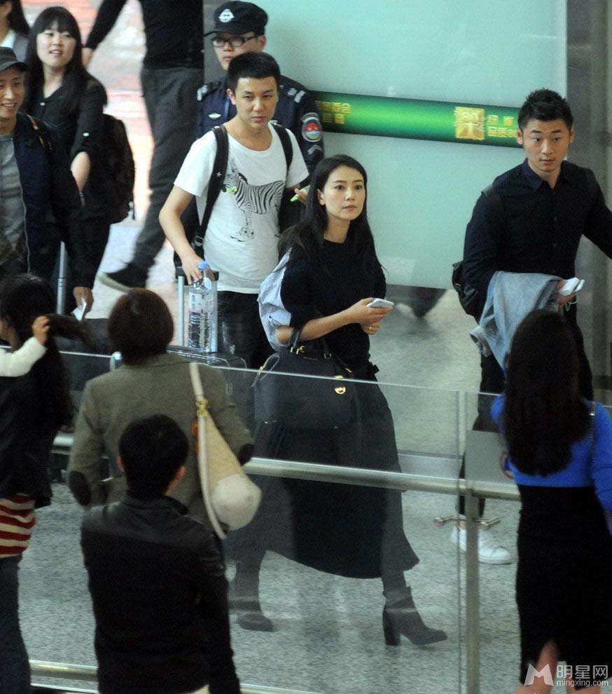 高圆圆现身机场身材姣好毫无孕相黑裙凸显高雅气质_图-3