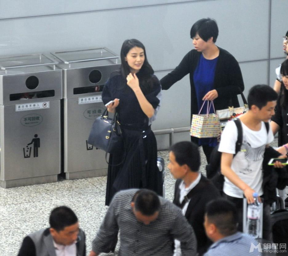 高圆圆现身机场身材姣好毫无孕相黑裙凸显高雅气质_图-2