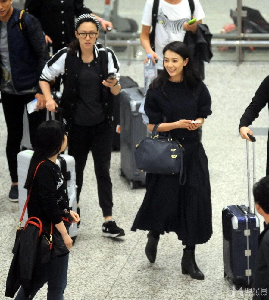 高圆圆现身机场身材姣好毫无孕相黑裙凸显高雅气质_图-4