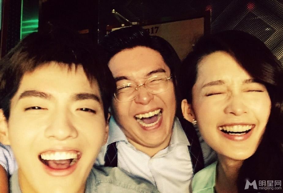 李沁微博晒《致青春2》杀青庆祝照片吴亦凡卖萌刘亦菲纯美_图-9