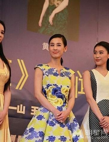 杨子带新人举止亲密吃火锅新人撞小三黄圣依_图-1