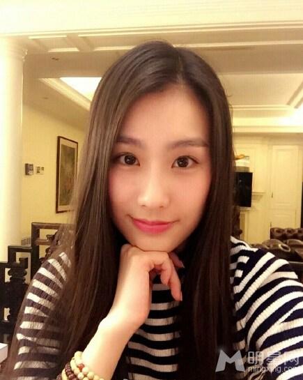杨子带新人举止亲密吃火锅新人撞小三黄圣依_图-5
