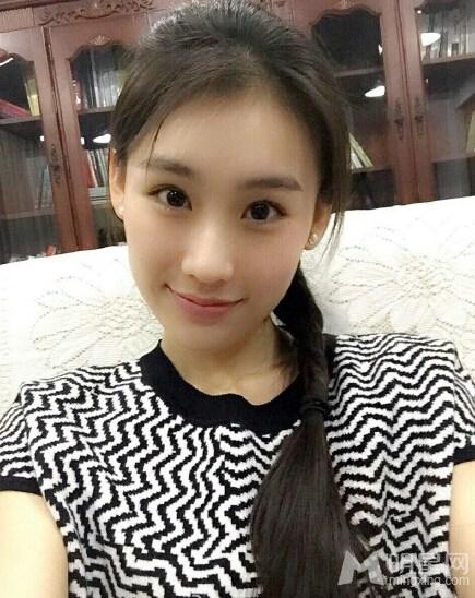 杨子带新人举止亲密吃火锅新人撞小三黄圣依_图-3