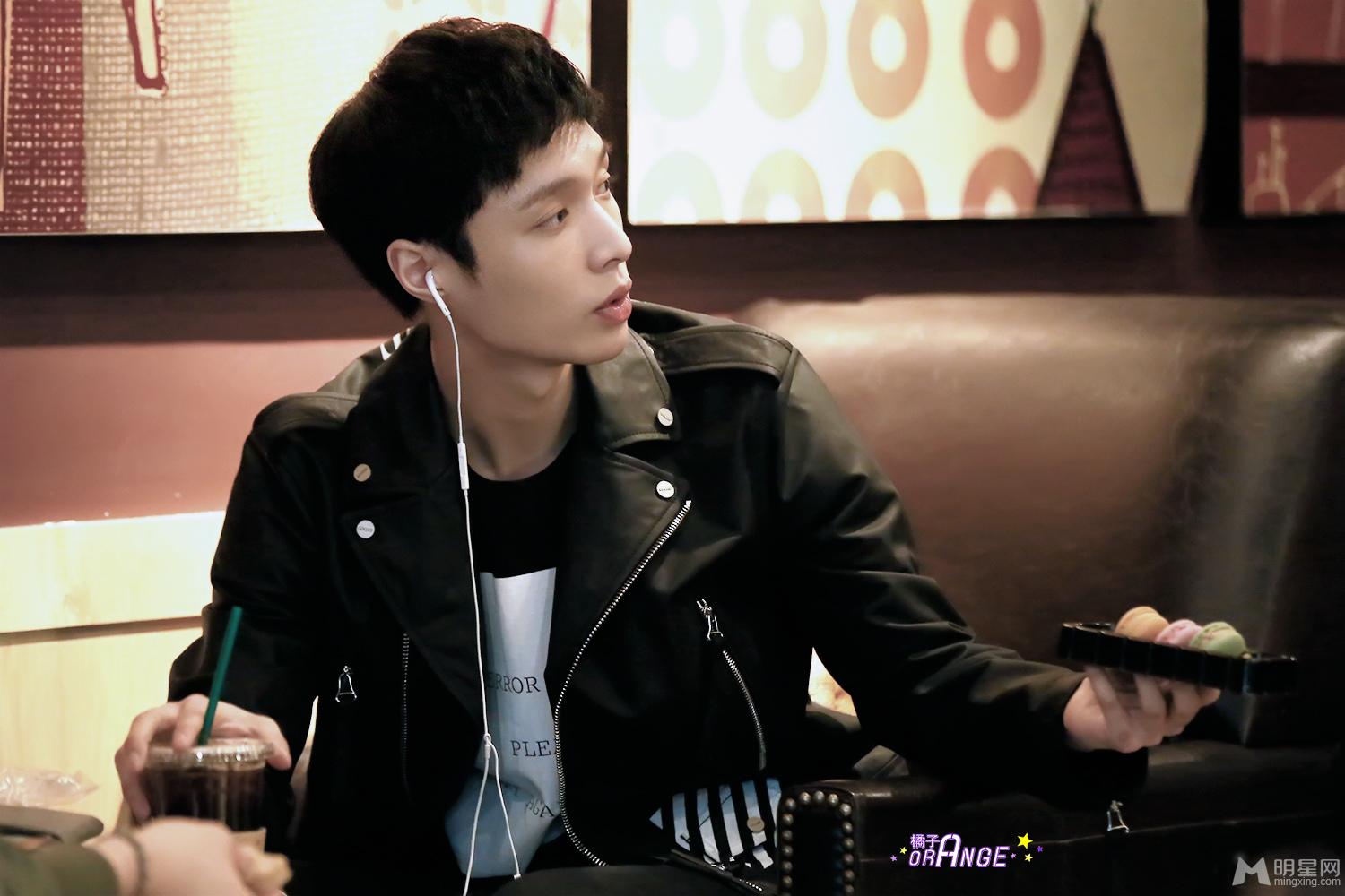 EXO张艺兴2015年4月现身机场耐心签名_图-1