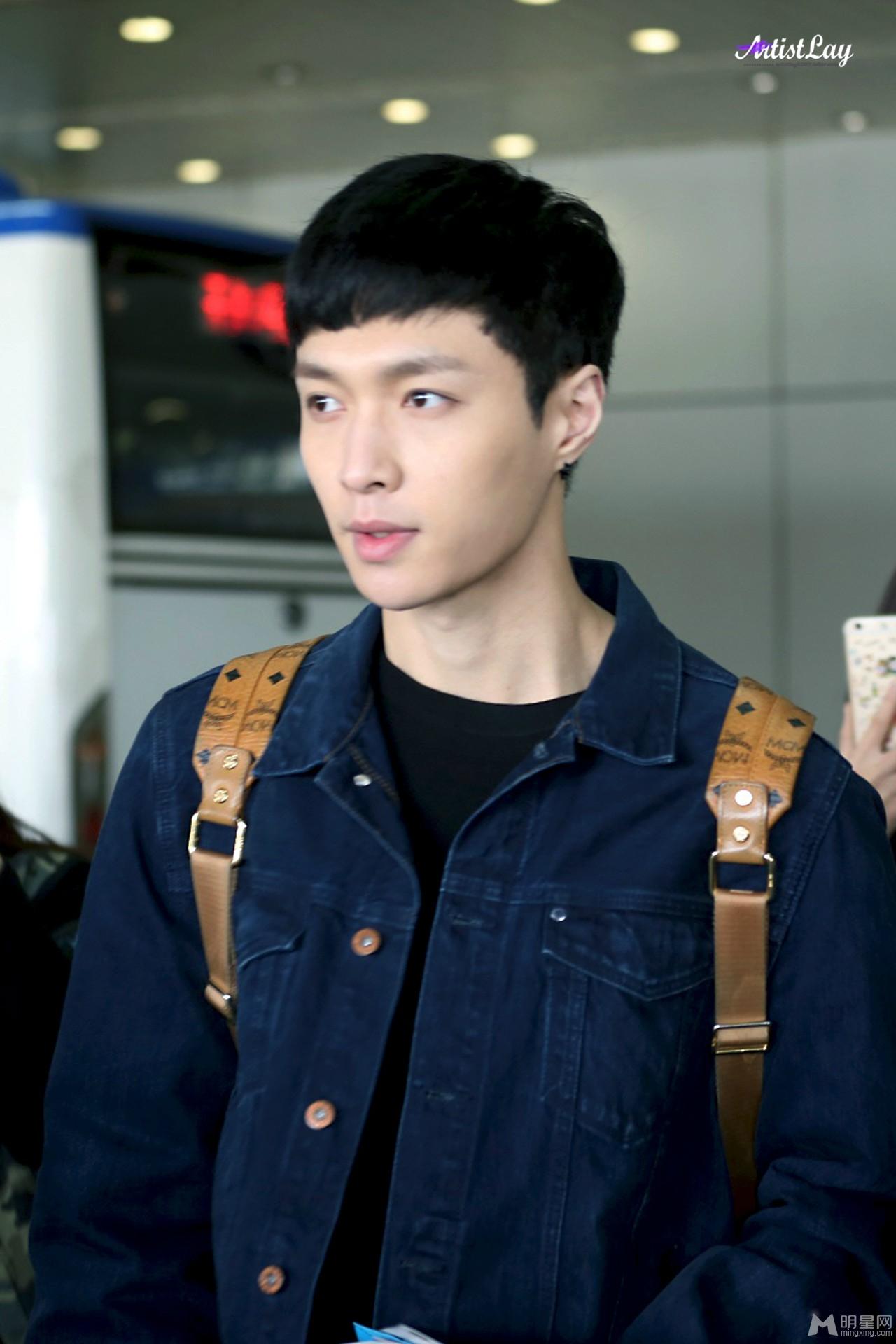 EXO张艺兴2015年4月现身机场黄色双肩包抢眼_图-7