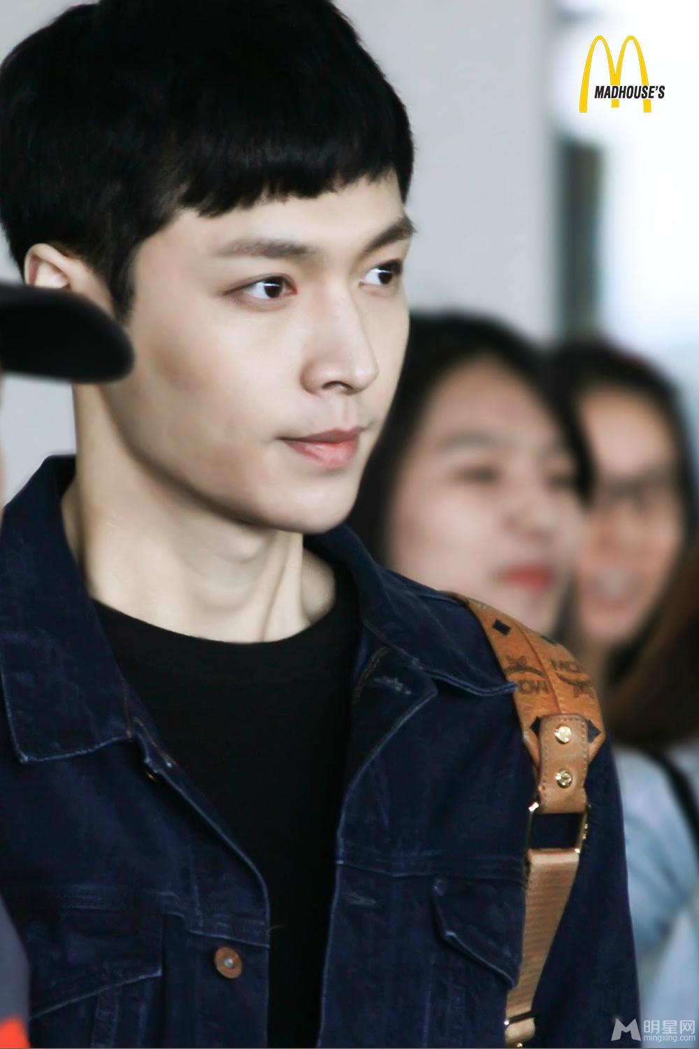 EXO张艺兴2015年4月现身机场黄色双肩包抢眼_图-21