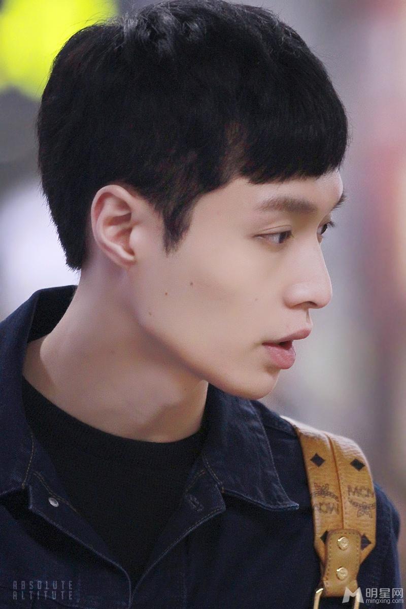 EXO张艺兴2015年4月现身机场黄色双肩包抢眼_图-17