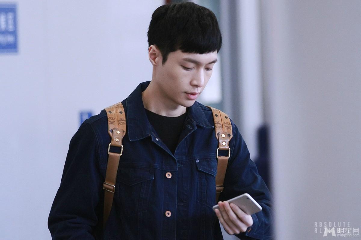 EXO张艺兴2015年4月现身机场黄色双肩包抢眼_图-14