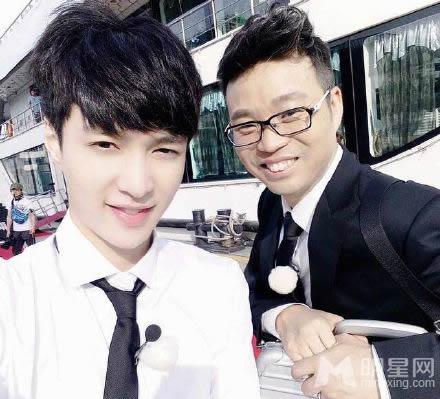 EXO张艺兴晒与《极限挑战》兄弟合影自拍_图-1