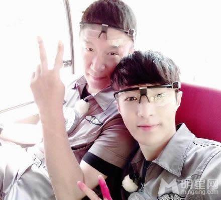 EXO张艺兴晒与《极限挑战》兄弟合影自拍_图-2