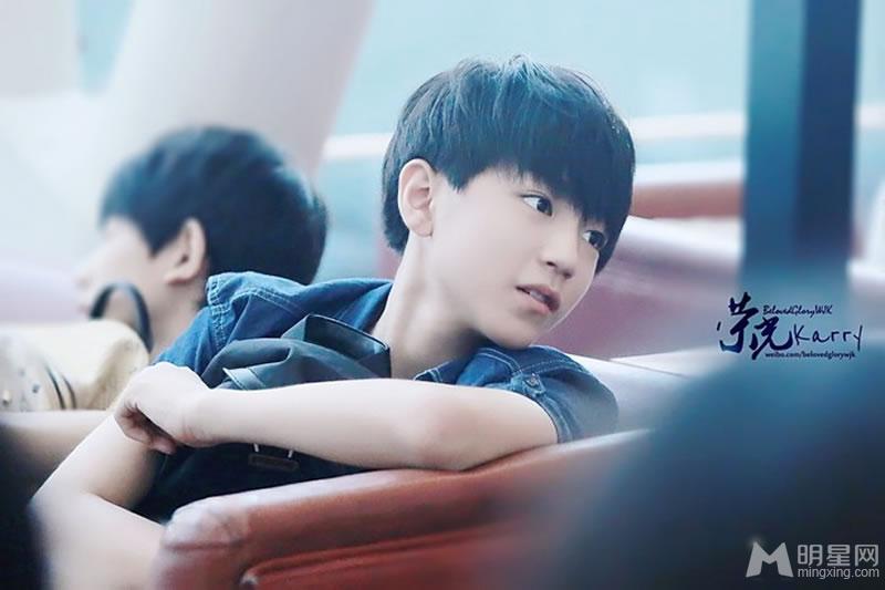 TFBOYS王俊凯牛仔上衣生活照_图-4