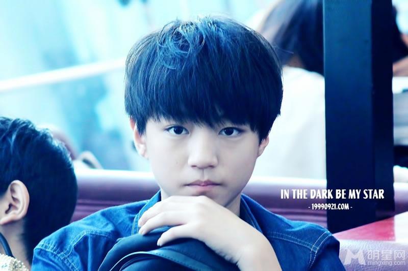 TFBOYS王俊凯牛仔上衣生活照_图-7