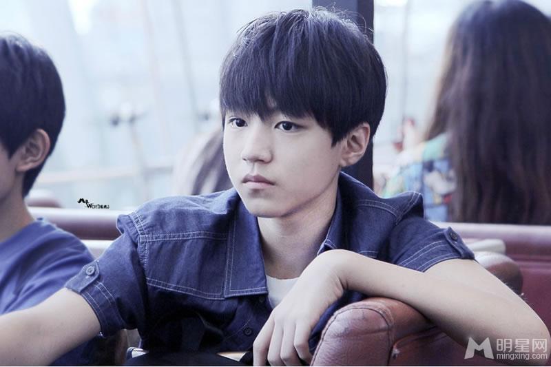 TFBOYS王俊凯牛仔上衣生活照_图-26