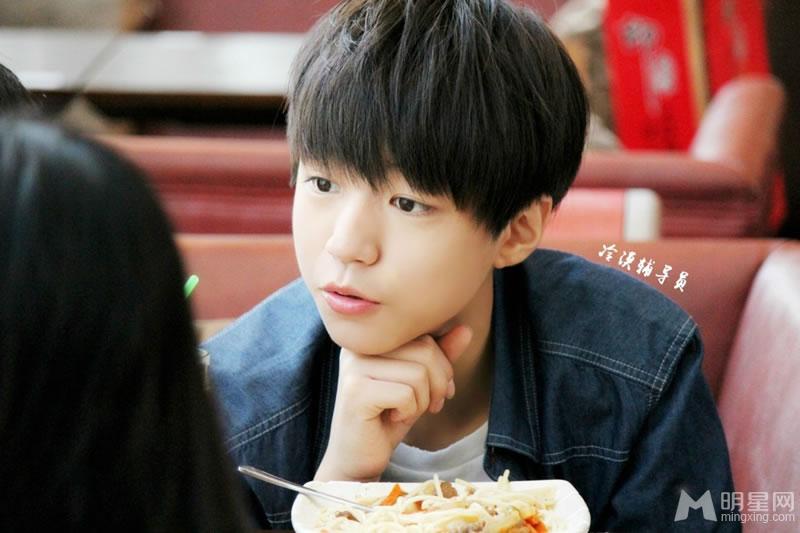 TFBOYS王俊凯牛仔上衣生活照_图-9