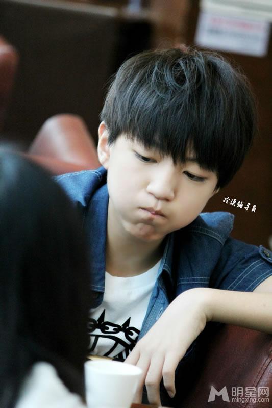 TFBOYS王俊凯牛仔上衣生活照_图-8