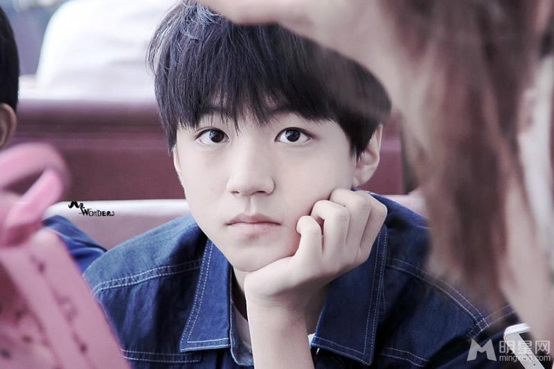 TFBOYS王俊凯牛仔上衣生活照_图-11