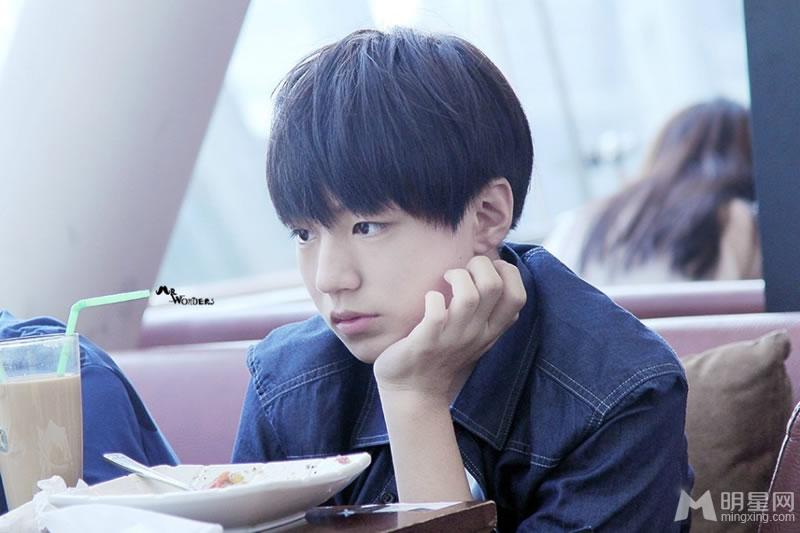 TFBOYS王俊凯牛仔上衣生活照_图-13