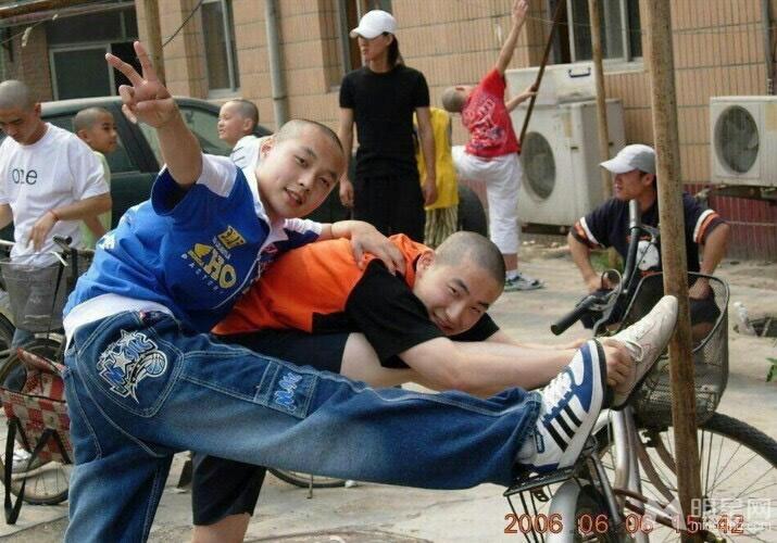 EXO张艺兴为包贝尔推荐发型师童年可爱萌照曝光_图-1