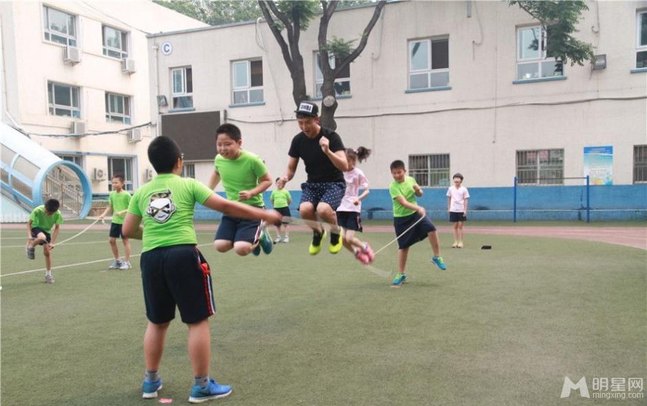 邓超到小学当“插班生”跟小学生玩撕名牌_图-4