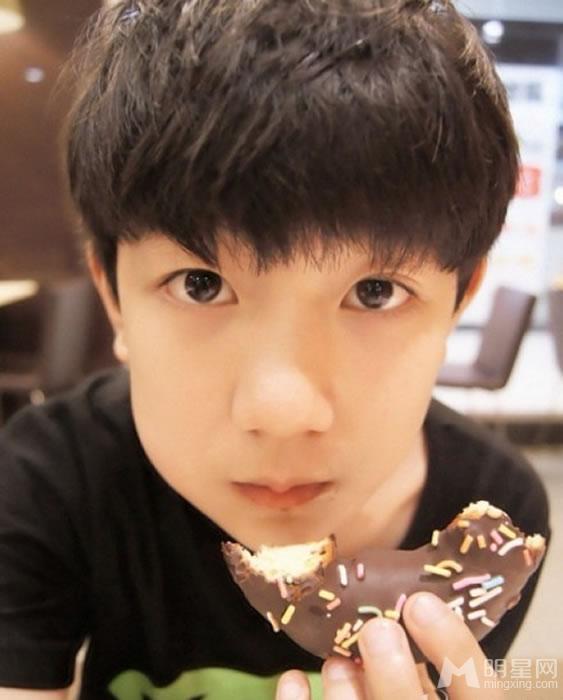 TFBOYS王源2013年下半年可爱卖萌生活照集_图-5