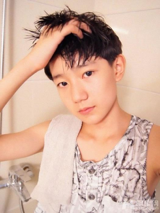 TFBOYS王源2013年下半年可爱卖萌生活照集_图-6